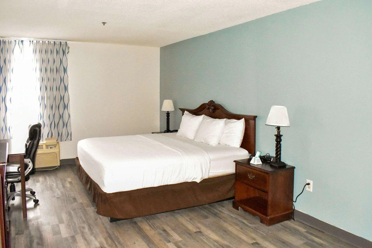 Clarion Pointe Vidalia - Lyons West Hotel Exterior photo
